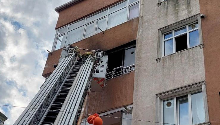 Sultangazi’de kombi bomba gibi patladı: Ev sahibi gözyaşlarıyla izledi