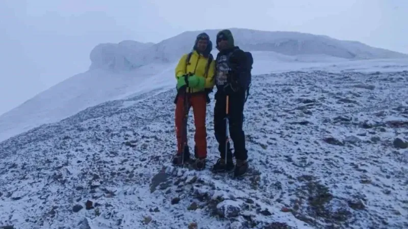 Dağcılar eksi 37 derecede Ağrı Dağı zirvesinde Dağcılar eksi 37 derecede Ağrı Dağı zirvesinde