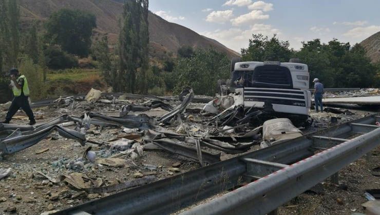 Seyir halindeki tır yola devrildi! Felaket kazada şoför feci şekilde hayatını kaybetti