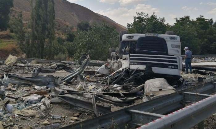 Erzurum’da tır yola devrildi felaket kazada şoför feci şekilde hayatını kaybetti