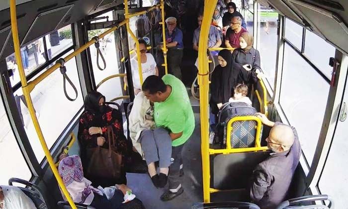 Durakta kalp krizi geçirdi, belediye otobüsüyle hastaneye yetiştirildi