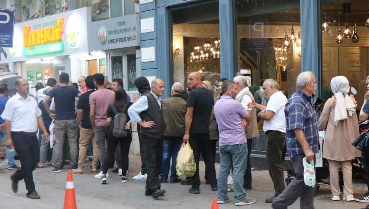 Ucuz yağ ve şeker kuyruğu! Vatandaşlar yağ ve şeker için sıraya girdi