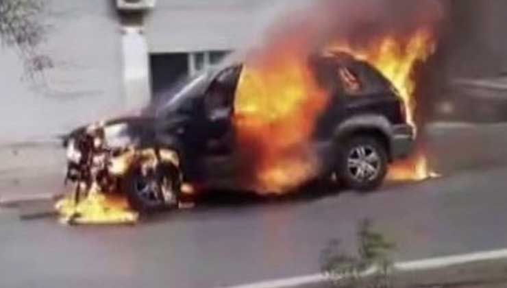 Ümraniye’de cinnet getiren şahıs aracını ateşe verdi: 1 ölü, 3 yaralı