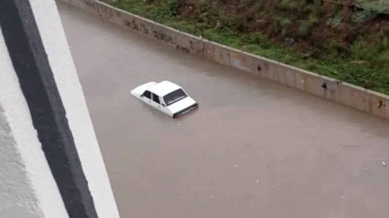 Ankara’da sağanak yağış etkili oldu, sokaklar göle döndü Ankara’da sağanak yağış etkili oldu, sokaklar göle döndü
