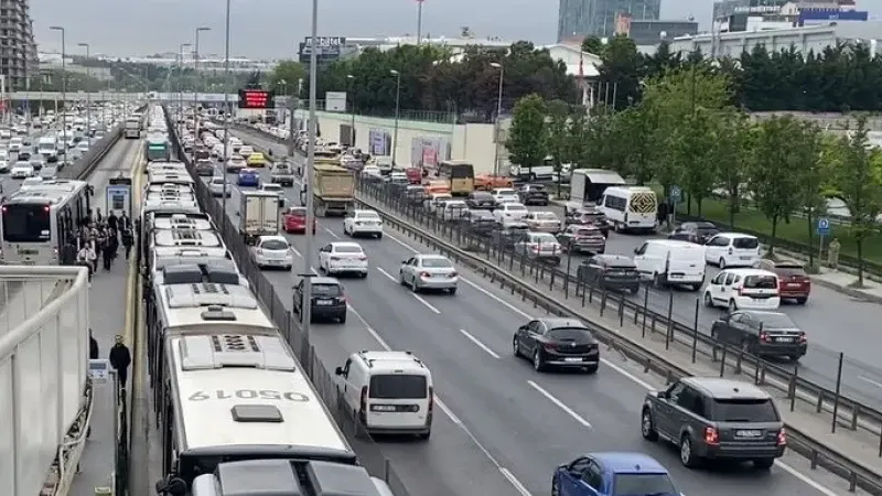 İstanbul’da metrobüs arızalandı, uzun araç kuyruğu oluştu İstanbul’da metrobüs arızalandı, uzun araç kuyruğu oluştu