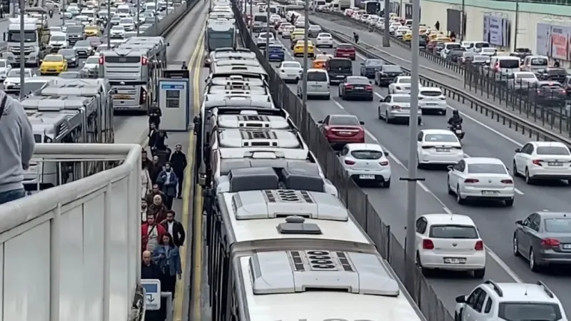 İstanbul’da metrobüs arızalandı, uzun araç kuyruğu oluştu İstanbul’da metrobüs arızalandı, uzun araç kuyruğu oluştu