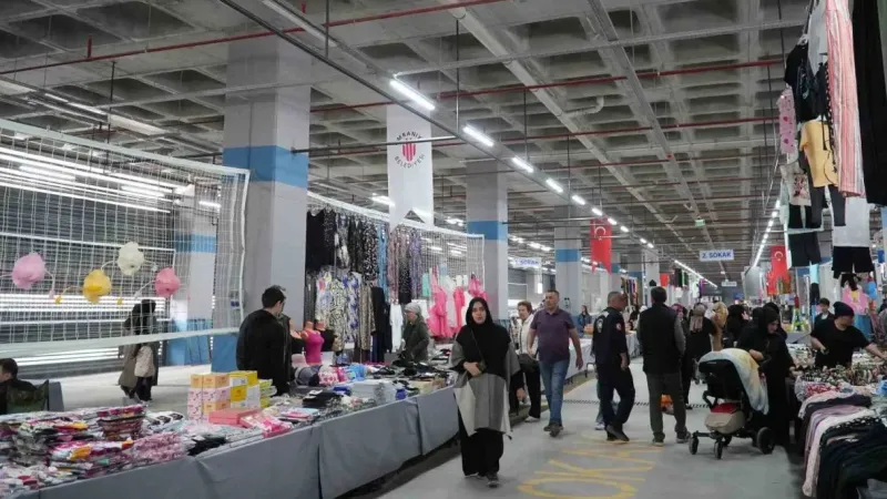 Ümraniyeliler’in yeni alışveriş adresi: Yamanevler Kapalı Pazar Alanı Ümraniyeliler’in yeni alışveriş adresi: Yamanevler Kapalı Pazar Alanı