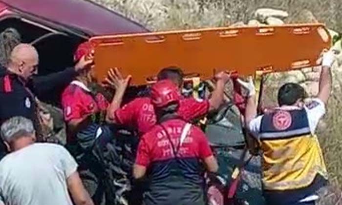 Hafif ticari araçla çarpışan otomobil şarampole yuvarlandı: İsa Dal hayatını kaybetti