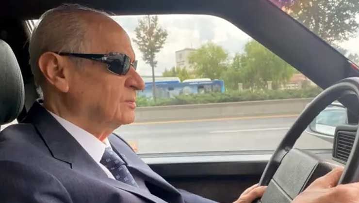 Bahçeli klasik otomobili ve Ferdi Tayfur şarkısıyla Ankara turu yaptı