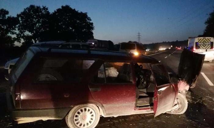 Bursa’da otomobil ile hafif ticari araç çarpıştı: 4 yaralı