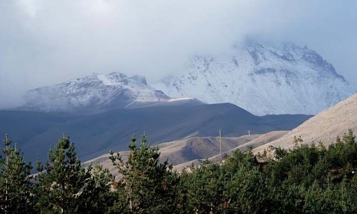 Erciyes’e mevsimin ilk karı yağdı
