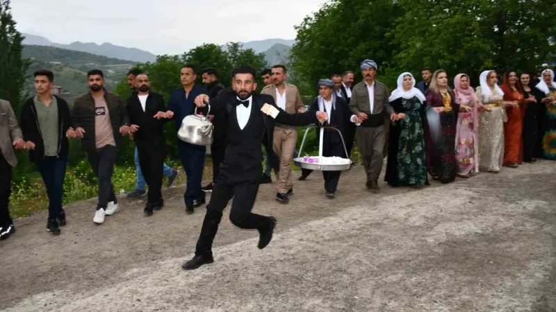 Kendi düğününde çay dağıttı Kendi düğününde çay dağıttı