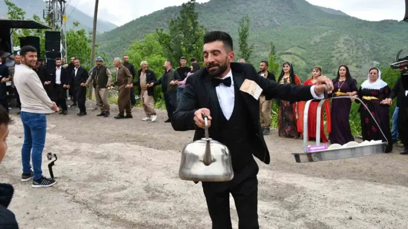 Kendi düğününde çay dağıttı