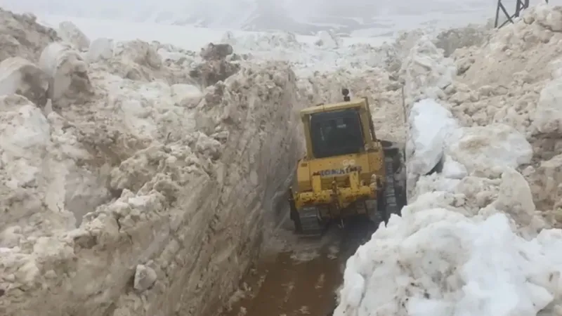 5 metreyi bulan karda yol açma çalışması sürüyor 5 metreyi bulan karda yol açma çalışması sürüyor
