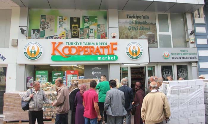 Kooperatif marketi önünde yağ ve şeker kuyrukları devam ediyor