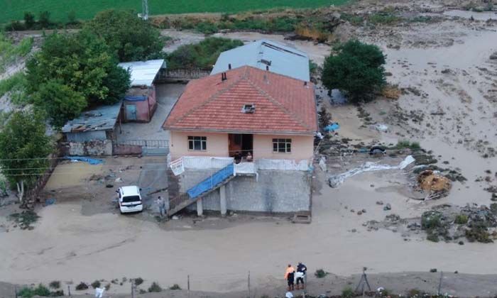 Kayseri’de yağmur sele neden oldu, mahsur kalan 2 kişi kurtarıldı