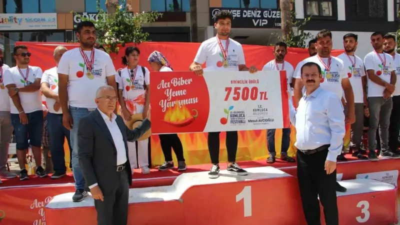 3 dakikada 323 gram acı biber yedi
