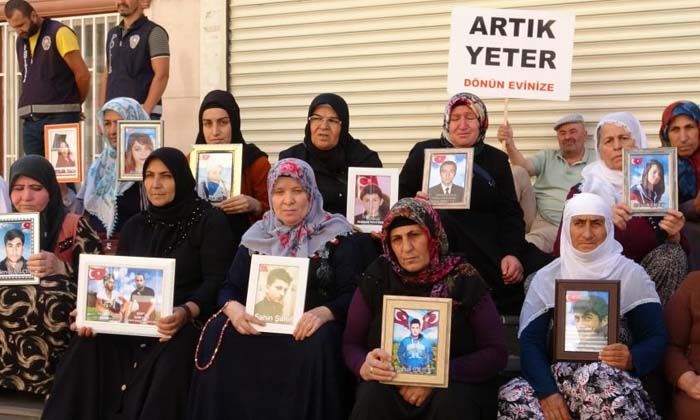 Evlat nöbetindeki babadan oğluna: Etrafına bak, HDP’li vekillerin çocukları var mı? Evlat nöbetindeki babadan oğluna: Etrafına bak, HDP’li vekillerin çocukları var mı?