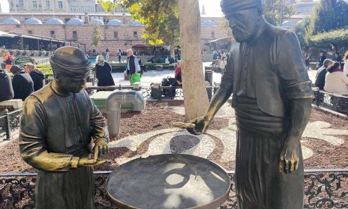 Eminönü’nde bulunan simitçi heykelinin bronz simitleri çalındı
