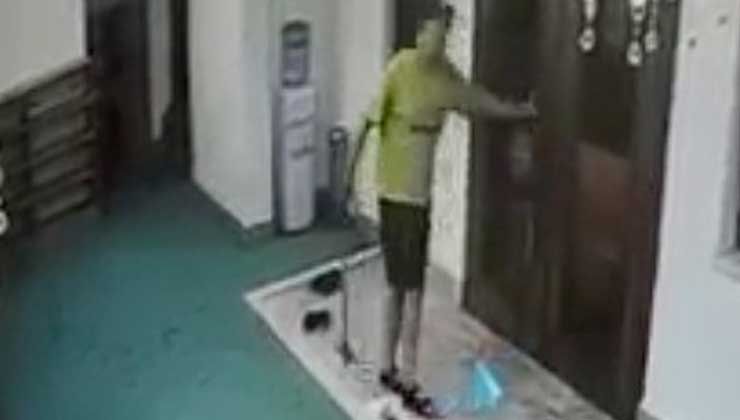 Camiye elinde kazma ve ayakkabıyla giren Rus turist sınır dışı edildi