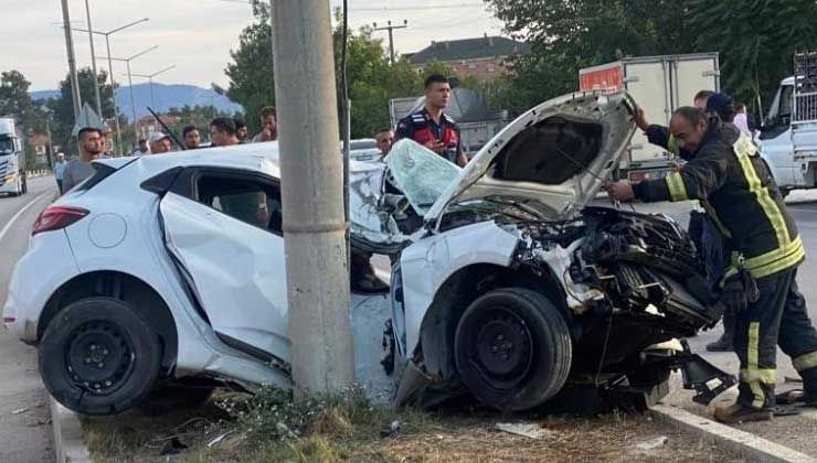Aydınlatma direğine çarpan otomobilin sürücüsü Özlem Demir öldü