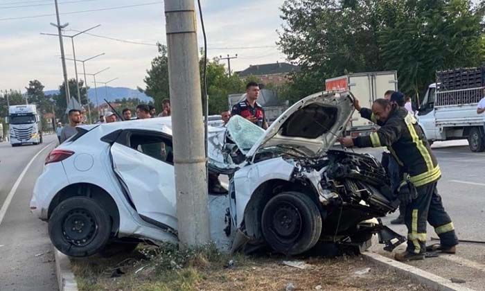 Aydınlatma direğine çarpan otomobilde Özlem Demir hayatını kaybetti
