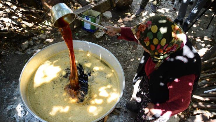 Bakır tavalarda kızgın ateşte 4-5 saat kaynıyor, kilogramı 100 liradan satılıyor