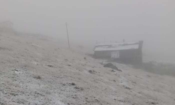 Bayburt – Trabzon sınırındaki köylere mevsimin ilk karı yağdı