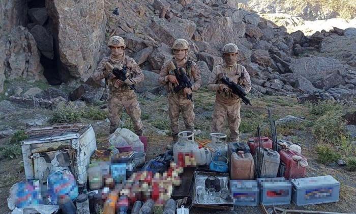 Gürpınar’da PKK’ya ait yaşam malzemeleri ele geçirildi