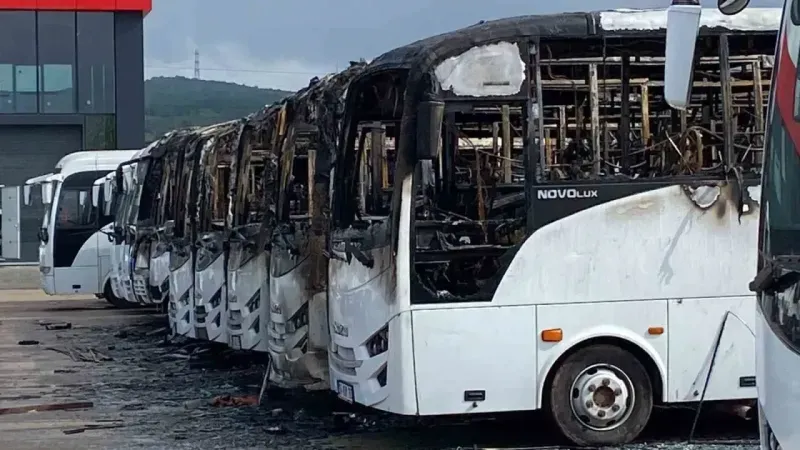 Isuzu servis otoparkında yangın: Alev alev yanan 17 araçtan geriye iskeletleri kaldı Isuzu servis otoparkında yangın: Alev alev yanan 17 araçtan geriye iskeletleri kaldı
