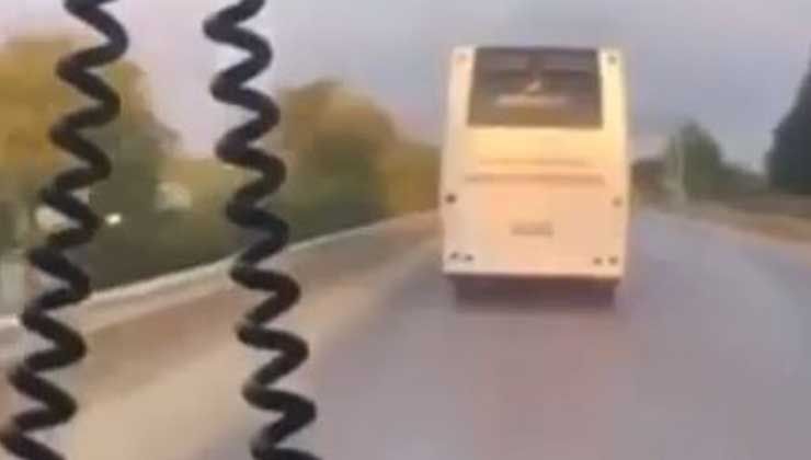 Siren çalıp uyarı yapan ambulansa ısrarla yol vermedi