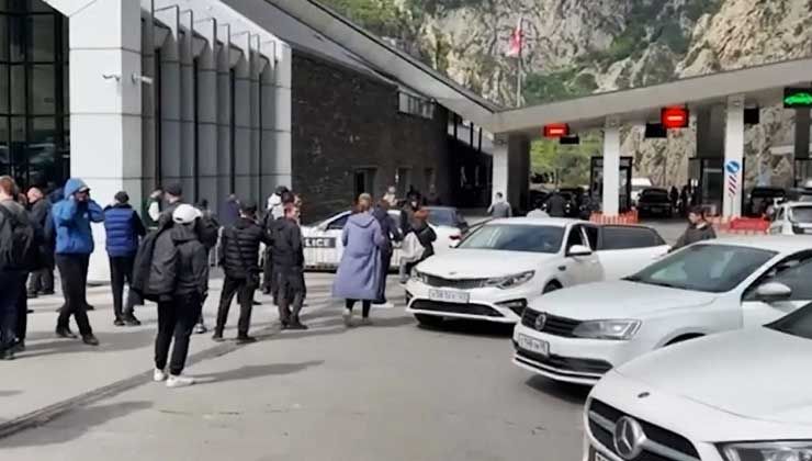 Rusya-Gürcistan sınır kapısında 14 kilometrelik araç kuyruğu