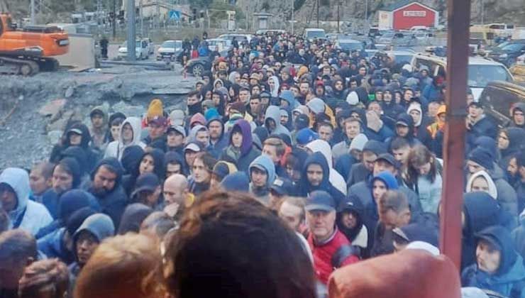 Seferberlik ilanı sonrası Rusya-Gürcistan sınırında 20 kilometrelik araç kuyruğu