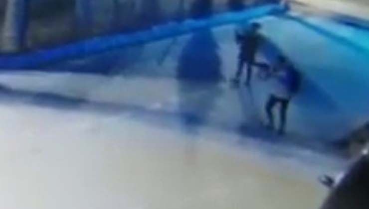 Polisevine uzun namlulu silahlarla saldırdılar