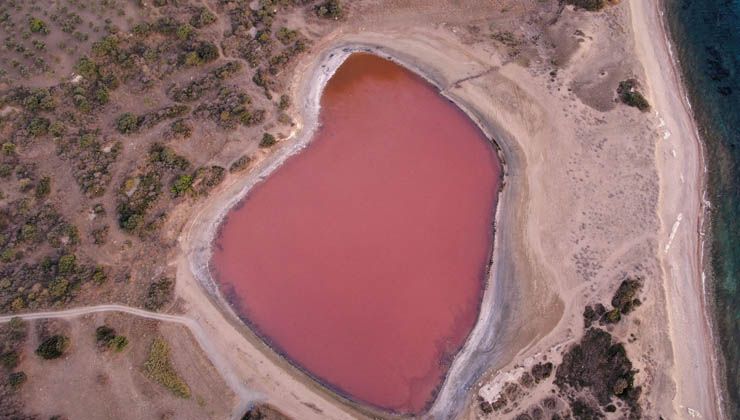 Gölün rengini gören kan zannediyor