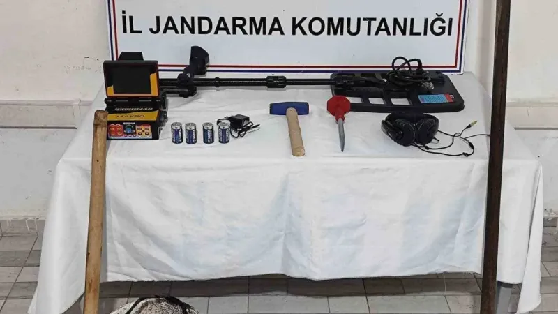 Define arayan 3 kişi fotokapana yakalandı Define arayan 3 kişi fotokapana yakalandı