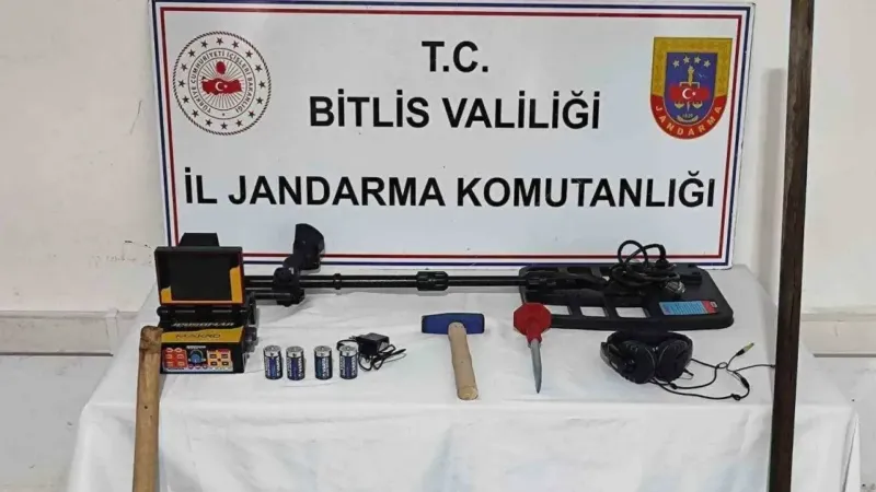 Define arayan 3 kişi fotokapana yakalandı Define arayan 3 kişi fotokapana yakalandı