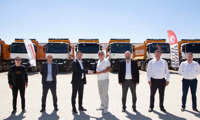 Nemli, manyezit yükünün altından Renault Trucks K serisi kamyonlar ile kalkacak