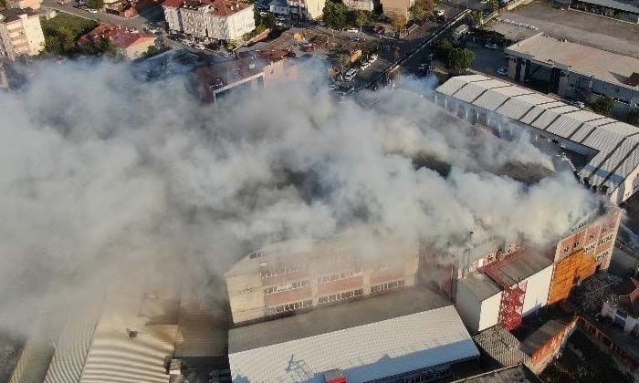 Sultanbeyli’de çelik tencere fabrikası alevlere teslim oldu