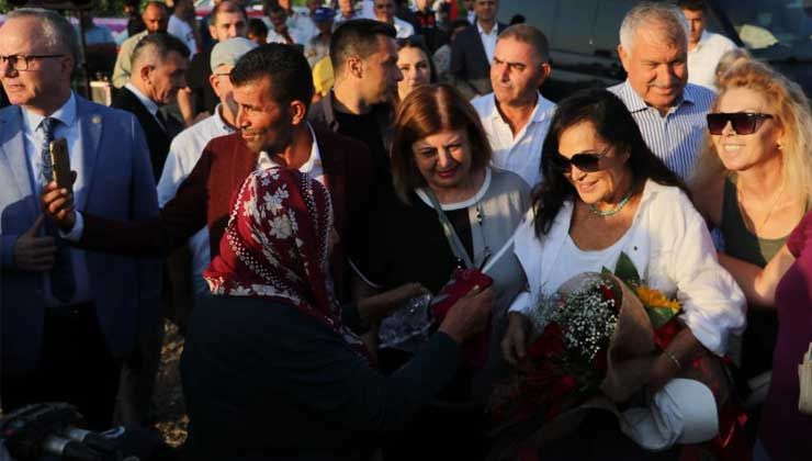 Yaşlı kadından Türkan Şoray’a şok: Fatma Girik öldü, sen ölme, bak kendine