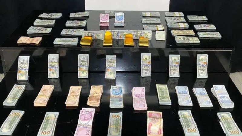 Hakkari’de 358 bin 430 dolar ile 4 kilo kaçak altın ele geçirildi Hakkari’de 358 bin 430 dolar ile 4 kilo kaçak altın ele geçirildi