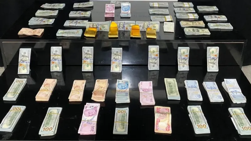 Hakkari’de 358 bin 430 dolar ile 4 kilo kaçak altın ele geçirildi Hakkari’de 358 bin 430 dolar ile 4 kilo kaçak altın ele geçirildi