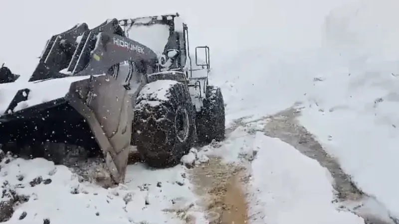 Doski Vadisi’nde mayıs ayında 5 metreyi bulan kar görüntüleri hayrete düşürüyor