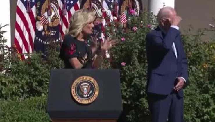 ABD Başkanı Biden kürsüde yolunu şaşırdı