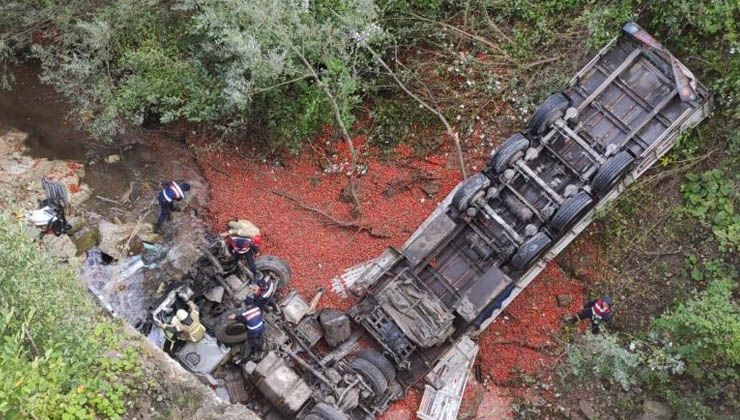 Domates yüklü tır, viyadükten dereye düştü: Baba öldü, oğlu kurtuldu