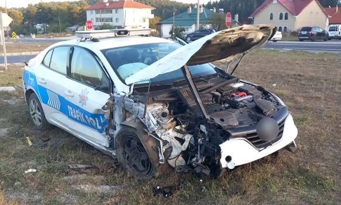 Ciple çarpışan polis aracındaki 2 memur yaralandı