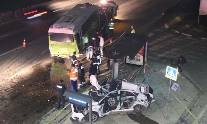 Yolcu almak için durağa yanaşan halk otobüsüne otomobil çarptı: 1 ölü, 2 yaralı