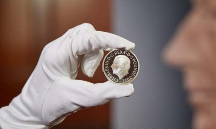 İngiltere’de Kral 3. Charles’ın portresini içeren yeni madeni paraların üretimi başladı