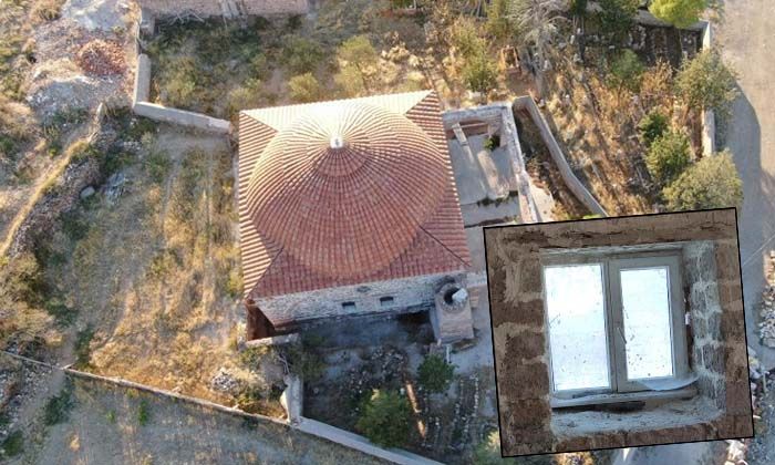 Restorasyon sonrası tarihi camiye PVC pencere taktılar