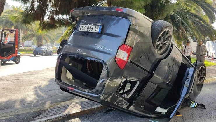 Fatih’te takla atan aracın içinden burnu bile kanamadan çıktılar